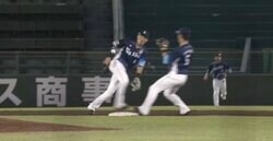 球場騒然！「残念… そこには源田がいるッ！！」 守備で金が取れる男 西武・源田が“極悪イレギュラー打球”を神キャッチ→超絶トスを炸裂する瞬間