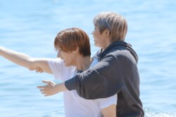 “最強イケメン軍団”と話題の超人気アイドルグループ、海ではしゃぐ姿に視聴者歓喜「やばかわいい」「海似合いすぎ」