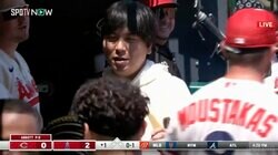 リアル二刀流デーの恒例！？ 水原一平通訳が大谷翔平の代わりに兜セレブレーションする姿にファン歓喜「代兜、一平さんwww」「一平将軍完成」