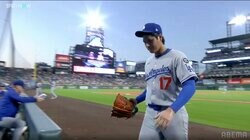 大谷翔平、無念の降板で異例の“仕草” ベンチに戻った瞬間、珍しくグラブを振り上げ悔しさ押し殺す