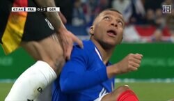 「痛えなテメエ！」エンバペは“報復キック”で対抗…ドイツ代表MFが激しく削って挑発→両者イエローカードにガチギレする一部始終「ガン飛ばしてるの最高」「やりすぎやw」