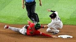 「甲斐キャノン」アメリカデビュー&源田壮亮の神タッチ！忍者スライディングもリプレー検証成功で流れを作る