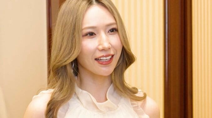 【写真・画像】“婚活中”の36歳セクシー女優のお見合いコーデを、31歳男性が絶賛「似合ってますね！」　1枚目