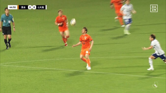 【写真・画像】「絶対PK」「逆にシミュレーションに見える」J2リーグで物議を醸す判定！ 解説者も困惑した“微妙すぎる接触”の一部始終「VAR導入しませんか」　1枚目