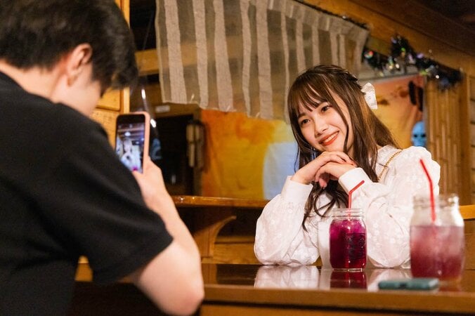 鬼モテ女子まじゅ、彼女＆彼氏感溢れる写真を男子と撮影し合う『恋ステ 2022秋 ～Honey Soda Story～』#2 1枚目