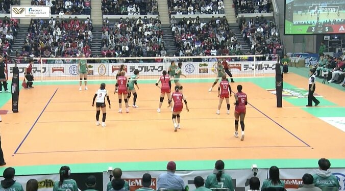 さすがにそれは拾えない…女子バレー、揺れて落ちるサーブが引き起こした“珍場面” 目の前にいた味方選手に 3枚目