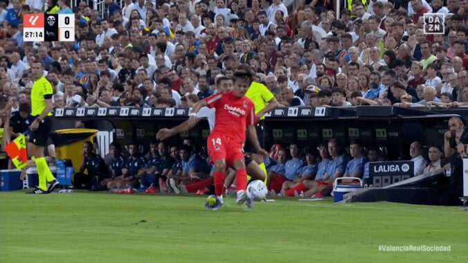 削りすぎだろ！ 久保建英が“後方から危険タックル”被害…「次やったらレッドカード」「マジで危ない」相手DFはイエローカードに不満顔 5枚目