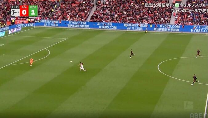 「何してんだよ」「空振りかよ！」ゴール前で“まさかのプレー”→エリアを飛び出したゴールキーパーにファン総ツッコミ「なぜ手で行った？」 2枚目