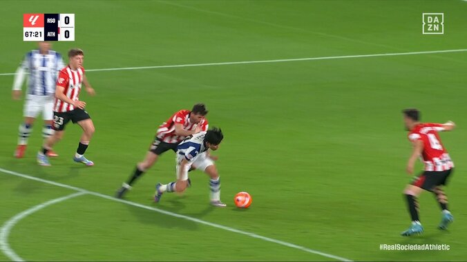 「PKだろ！」久保建英、圧巻ボール奪取→ペナルティエリア内で倒されるもPKなし「とらないんかい」不可解判定に抗議のアピール 4枚目