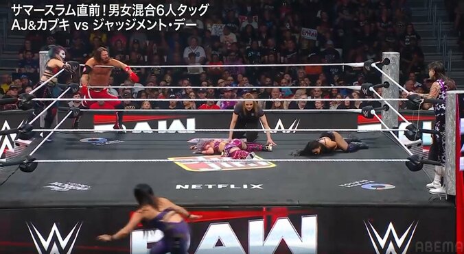 場外に降りてアスカを狙うラケル