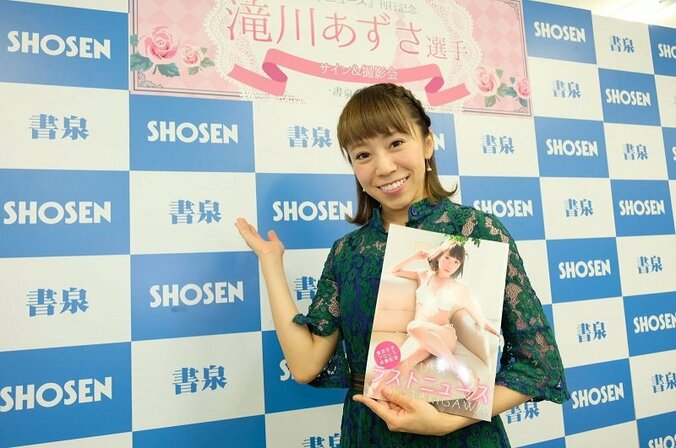 “女子アナレスラー”滝川あずさ、1vs16変則マッチで涙の引退　最後は自らマイクで「ギブアップ」 4枚目