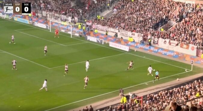 「どんだけ走るん？」安藤智哉、爆速スライディング→ボール奪取の瞬間「ゴツすぎる」トップスピードで的確カバー＆ファウルを誘う好守備 3枚目