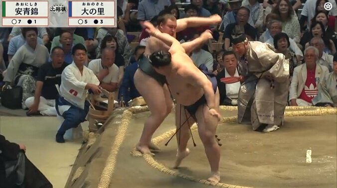 「めっちゃ腫れてる」横綱・大の里“撃破”も安青錦の足が…カメラが捉えた左足の腫れに心配の声相次ぐ 4枚目