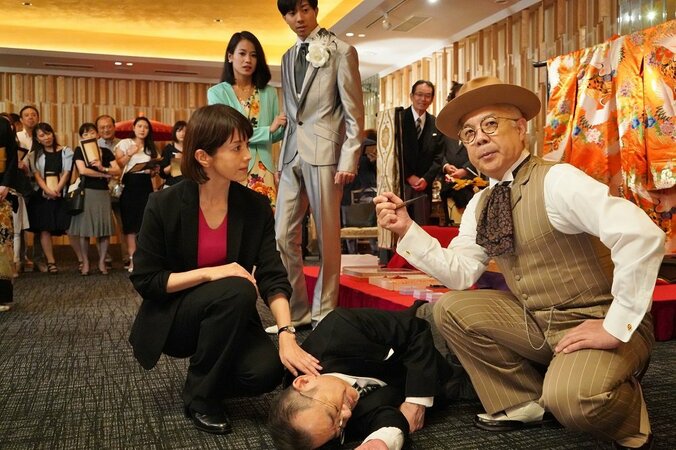 沢口靖子が“シャーロック・ホームズ”に変身？今年も「衝撃的なマリコのワンカット」公開 3枚目