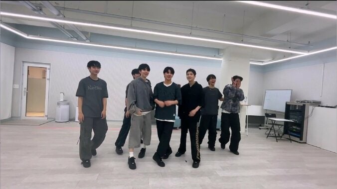 武道館デビュー控えるVIBY、現場視察で「絶対に“来てよかった”って思えるライブにしないといけない」 密着番組で決意語る 4枚目