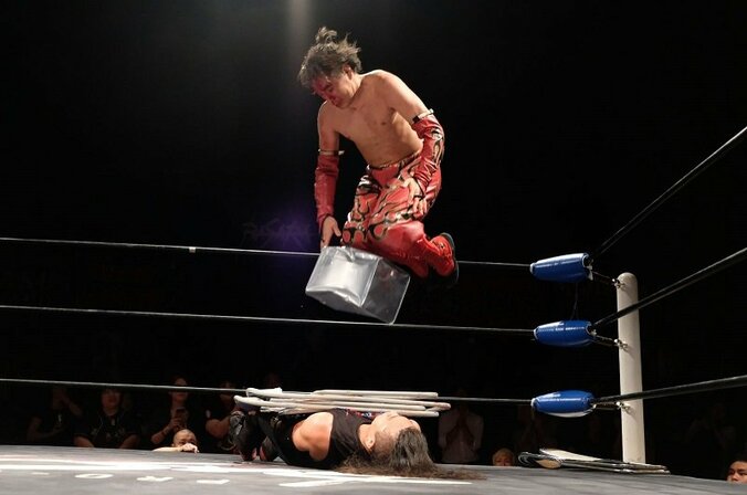 皮膚よりも骨！デスマッチを超えろ！　木高イサミVS竹田誠志、ハードコアケージマッチ開催 1枚目