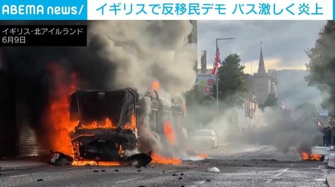 燃え上がるバス
