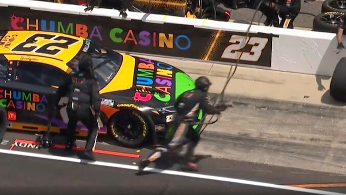 ナスカーで危機一髪…ピットから“急発進”→あわやチームスタッフを轢きかける「あぶねえ」「ギリギリ!」ファン&放送席も驚き 5枚目