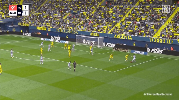 異次元！ 久保建英の“時を止めるドリブル”から縦突破クロスに騒然「ヤバすぎる」「タケだけレベチ」またも“アシスト未遂”の悲運 2枚目