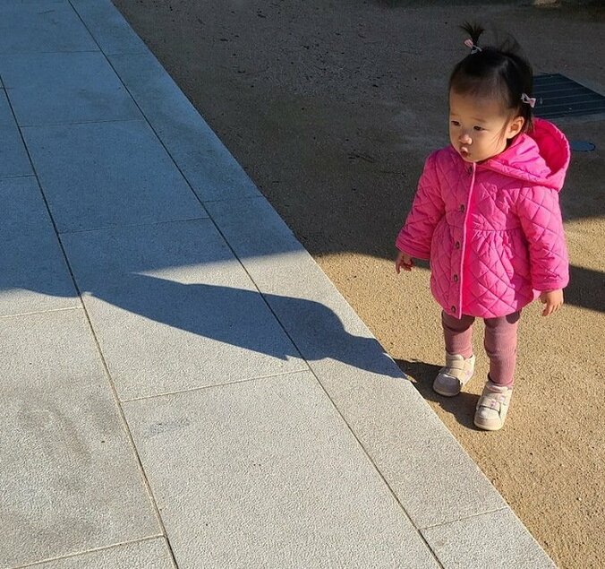 小原正子、娘との散歩で成長を実感「ぐんぐん　大きくなっていくな～」 1枚目