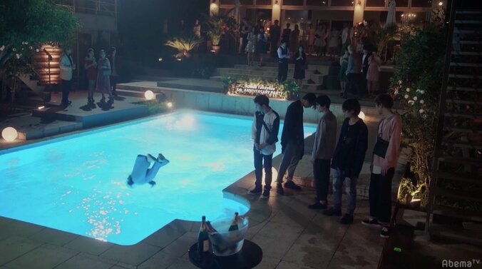 新川優愛が主演ドラマで体当たり演技　レザーを着たままプールへダイブ！ 10枚目