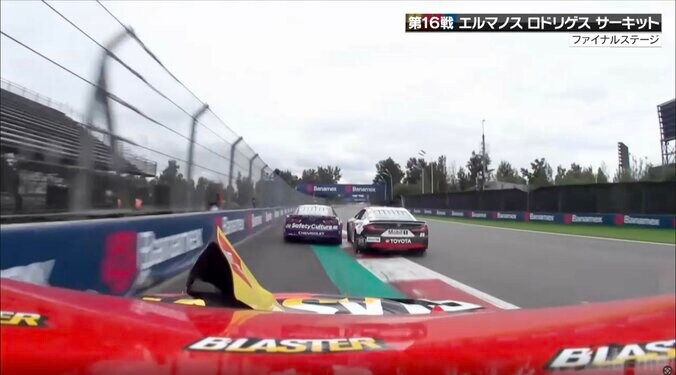 ペナルティから逃れるために2台を先行させた