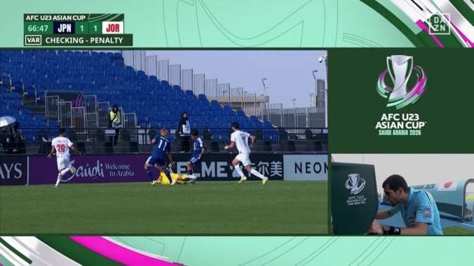 「さすがに中東の笛」「仕方ないかな」日本代表の“PK取り消し”で意見真っ二つ！「VARが謎に遠い映像」「ボールにチャレンジしてる」SNS騒然【U23アジアカップ】 4枚目