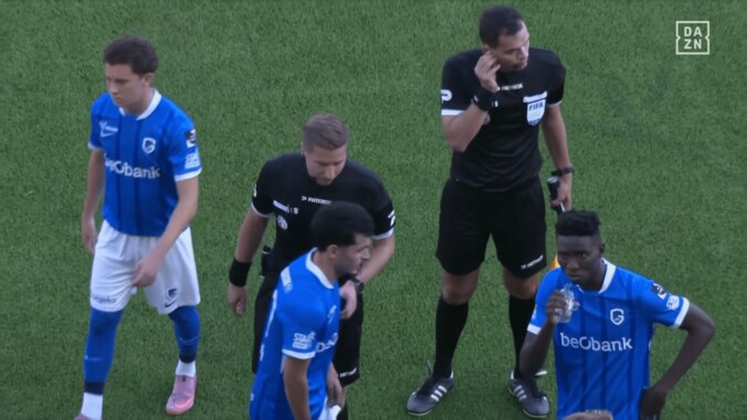 爆竹の投げ入れ、燃え盛る発煙筒…伊東純也ら日本人８選手出場のダービーが大荒れ！サポーターの愚行で試合中断「やりすぎだろ」「水を差すな」SNS騒然 5枚目