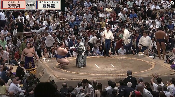 分厚い懸賞を受け取った安青錦