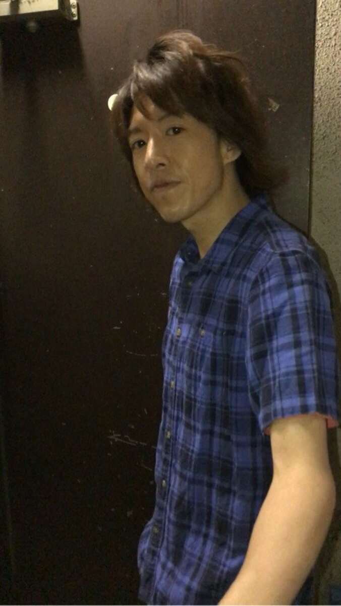 TAKAHIROそっくり・松本和也　添い寝風写真公開「つかっていいよ」 2枚目