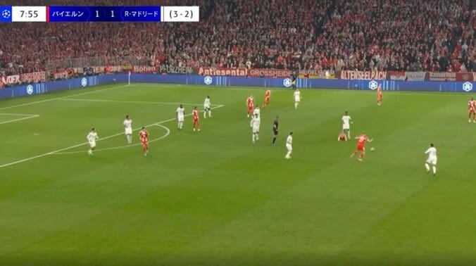 「退場させろよ！」ヴィニシウス、物議を醸す“愚かな問題行動”「またやってるよ」「何してんの？」審判の前で見せた“ありえないプレー”に大ブーイングの嵐 2枚目