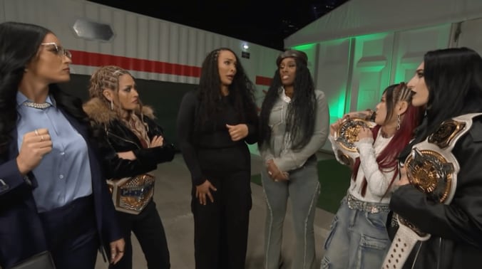 最後はナイア・ジャックス（写真左から3番目）も乱入してカオスに