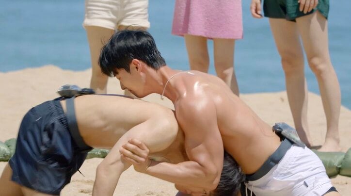 筋肉ムキムキのイケメンたちが取っ組み合いのガチバトル!壮絶な戦いに「野獣みたい」の声『恋するアプリ Love Alarm』#6