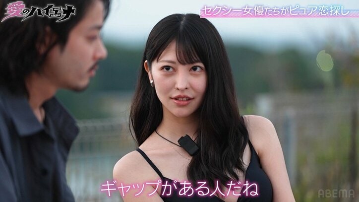 浜辺美波似の23歳セクシー女優、水着姿でワイルド系モデルと2人きりに…男性からの言葉に「恥ずかしい」