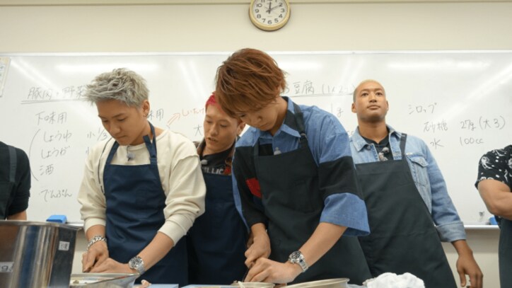 GENERATIONS、メンバー同士の「あ~ん」炸裂 エプロン姿で料理に挑戦!