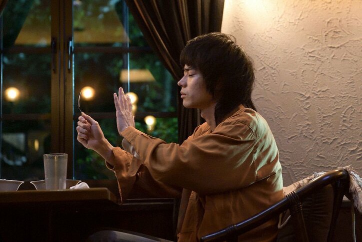 圭司（山田孝之）と祐太郎（菅田将暉）がスプーン曲げ！？野田洋次郎が元・天才超能力少年を演じる『dele』第4話あらすじ（場面写真15枚）