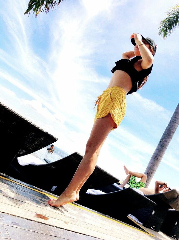 渡辺美奈代、オフショル水着姿に絶賛の声「セクシーですね！最高です！」