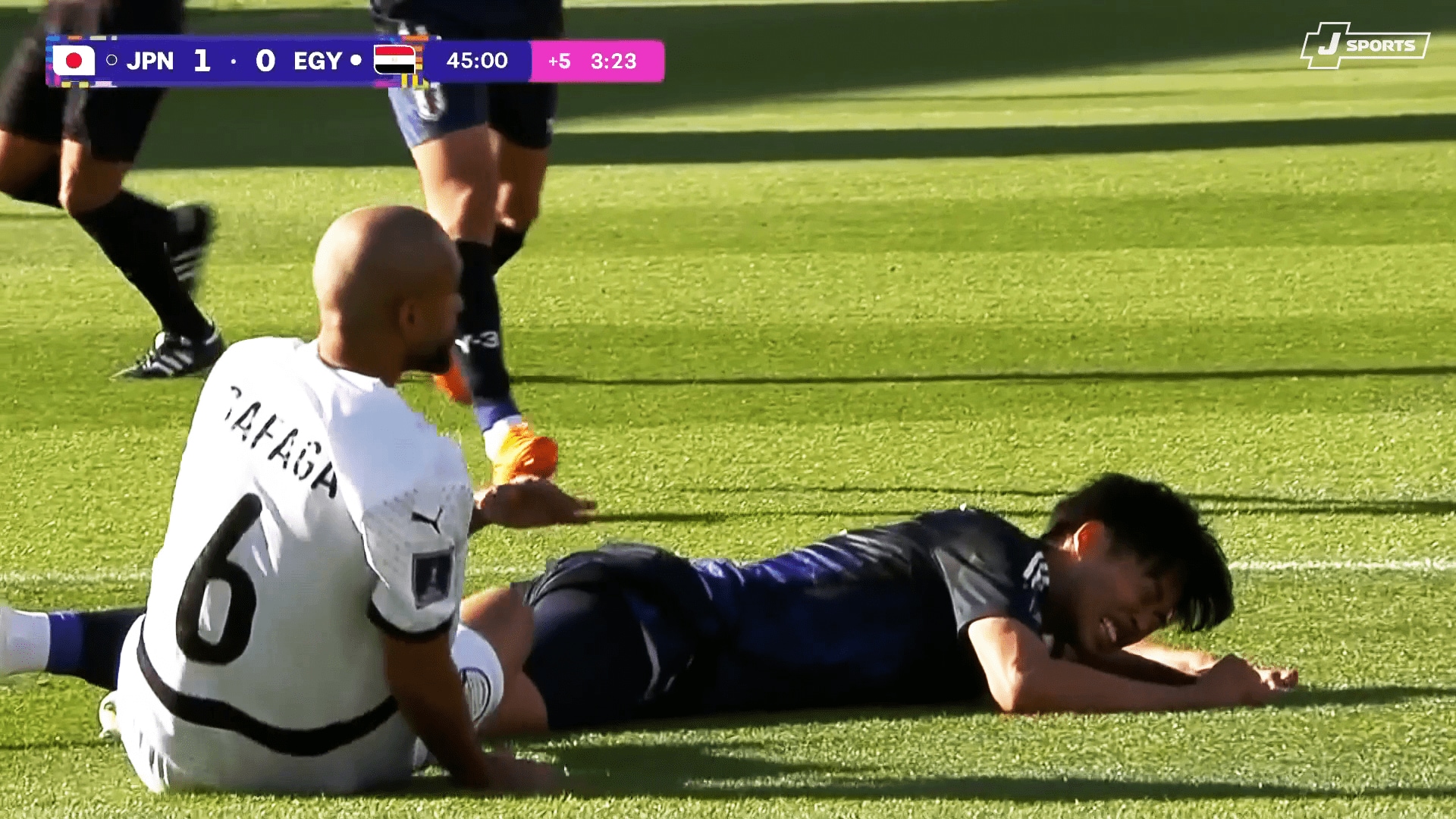 接触に顔を歪める市原