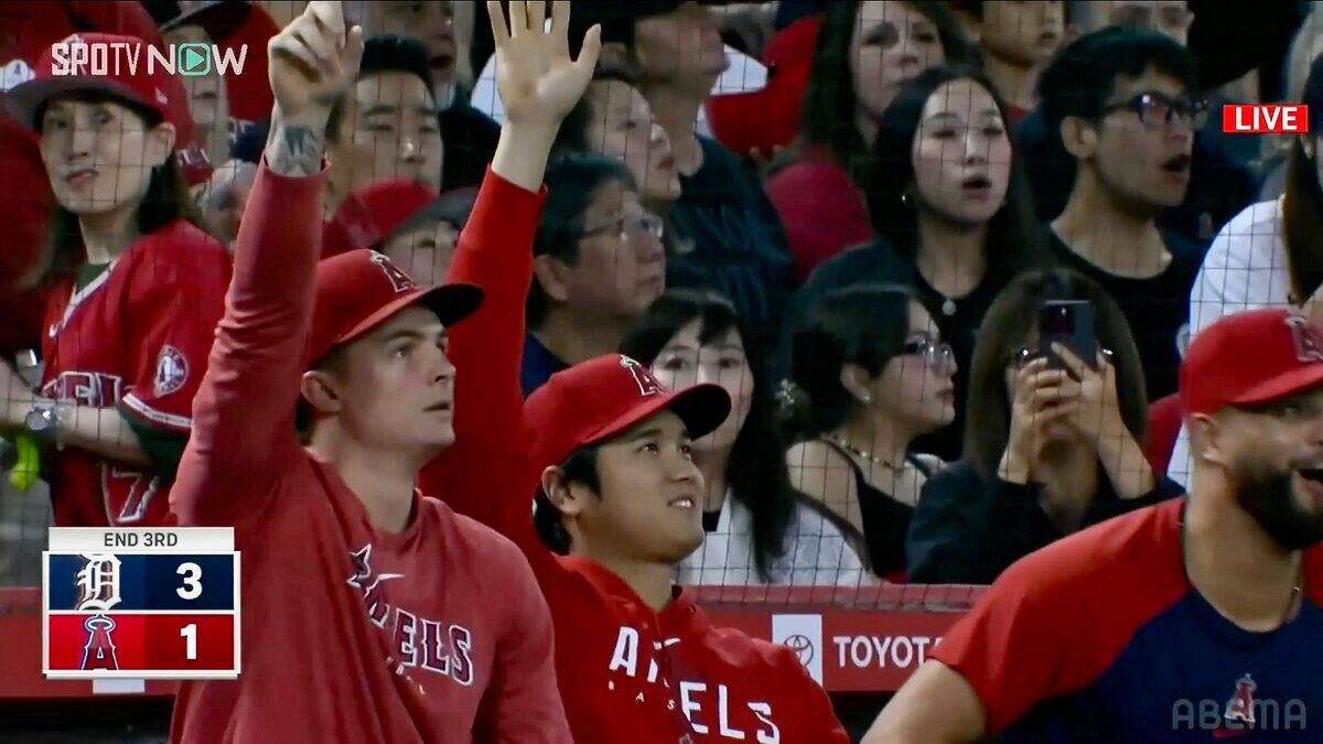 大谷翔平、同僚の追撃弾にニンマリ笑顔 ベンチを叩き喜ぶ姿に