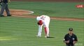 大谷翔平の振る舞いに実況「また好感度が上がってしまう(笑)」 へし折ったバットを拾い上げ、小走りで相手打者へ