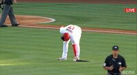 大谷翔平の振る舞いに実況「また好感度が上がってしまう(笑)」 へし折ったバットを拾い上げ、小走りで相手打者へ 【ABEMA TIMES】