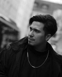 「ホント男前」「ギャップ萌え」人気声優・木村昴のクールなモノクロ写真に称賛続々