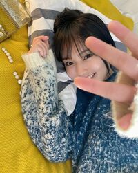 山本彩、“彼女感”満載の萌え袖＆寝転びオフショットに「可愛すぎる人間国宝」「目の保養」とファン悶絶