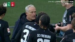 「完全にブチギレ」監督が“鬼の形相”で選手たちを怒鳴り散らす決定的瞬間！フライブルク指揮官に元日本代表DFとファンも困惑「なにごと？」