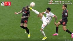 「レッドじゃね？」バイエルンFWのハイキックが頭部にモロ直撃！→流血ノックアウトでファン衝撃「恐怖映像やん」「完全に入ったな」