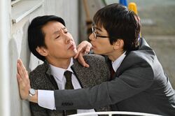 町田啓太が大倉孝二に壁ドン、そして顎クイ！？『女子高生の無駄づかい』場面写真公開