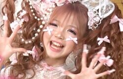 香取慎吾、小学生姫ギャル（10）のイケメン父＆美人母が写る家族写真に衝撃「この中で生活してるの？」