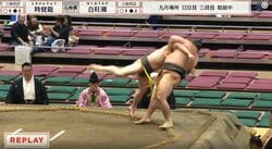 「同体？」「スープレックス」プロレス技のような“豪快決着” 物言いつく際どい一幕に館内ざわめき