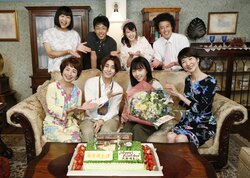 山田涼介ら、木南晴夏の誕生日をサプライズでお祝い