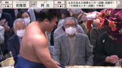 「悪役レスラーばりの出血量」→「え、もう止血？！」力士の額から出血でファンは２度驚き